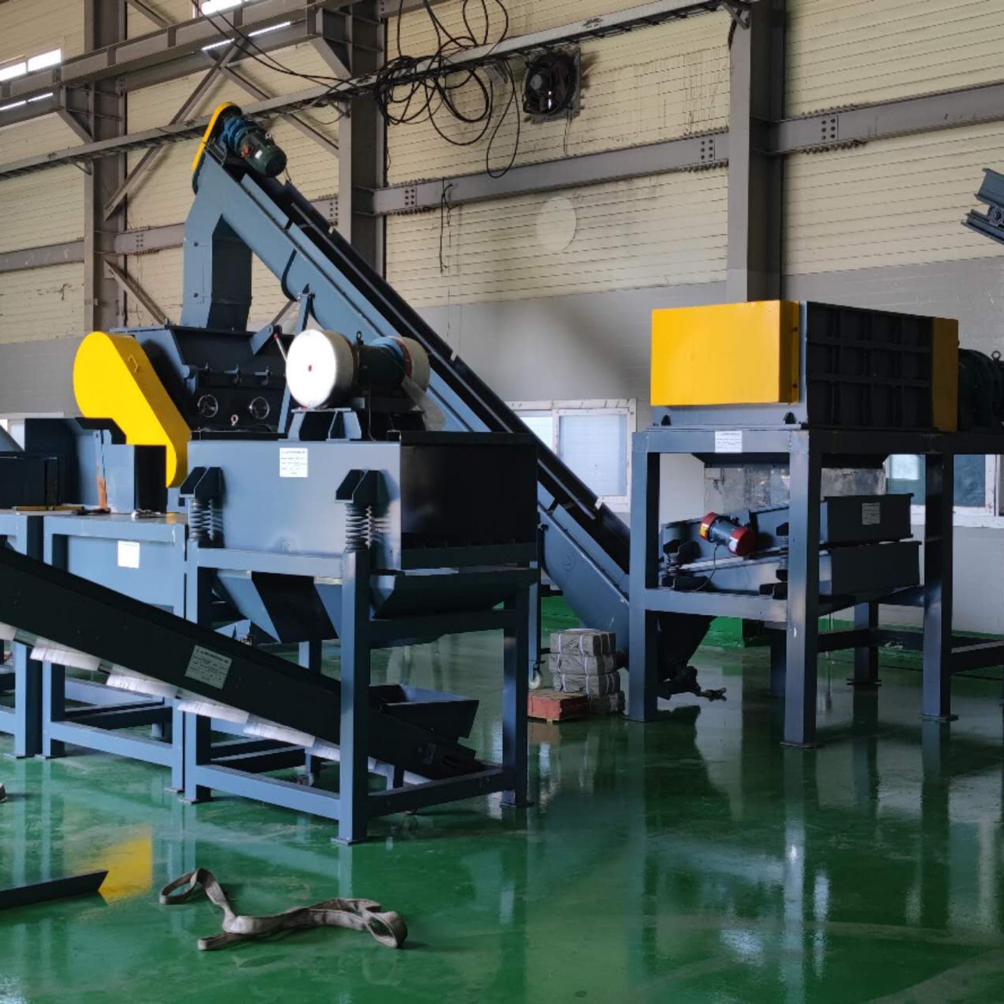 廃鉛蓄電池リサイクル工場です